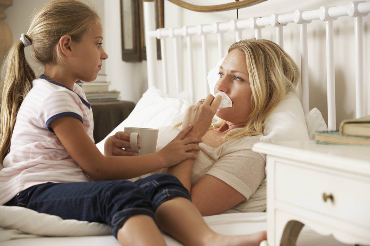 Как не заразить ребенка простудой, если болеет мама?
