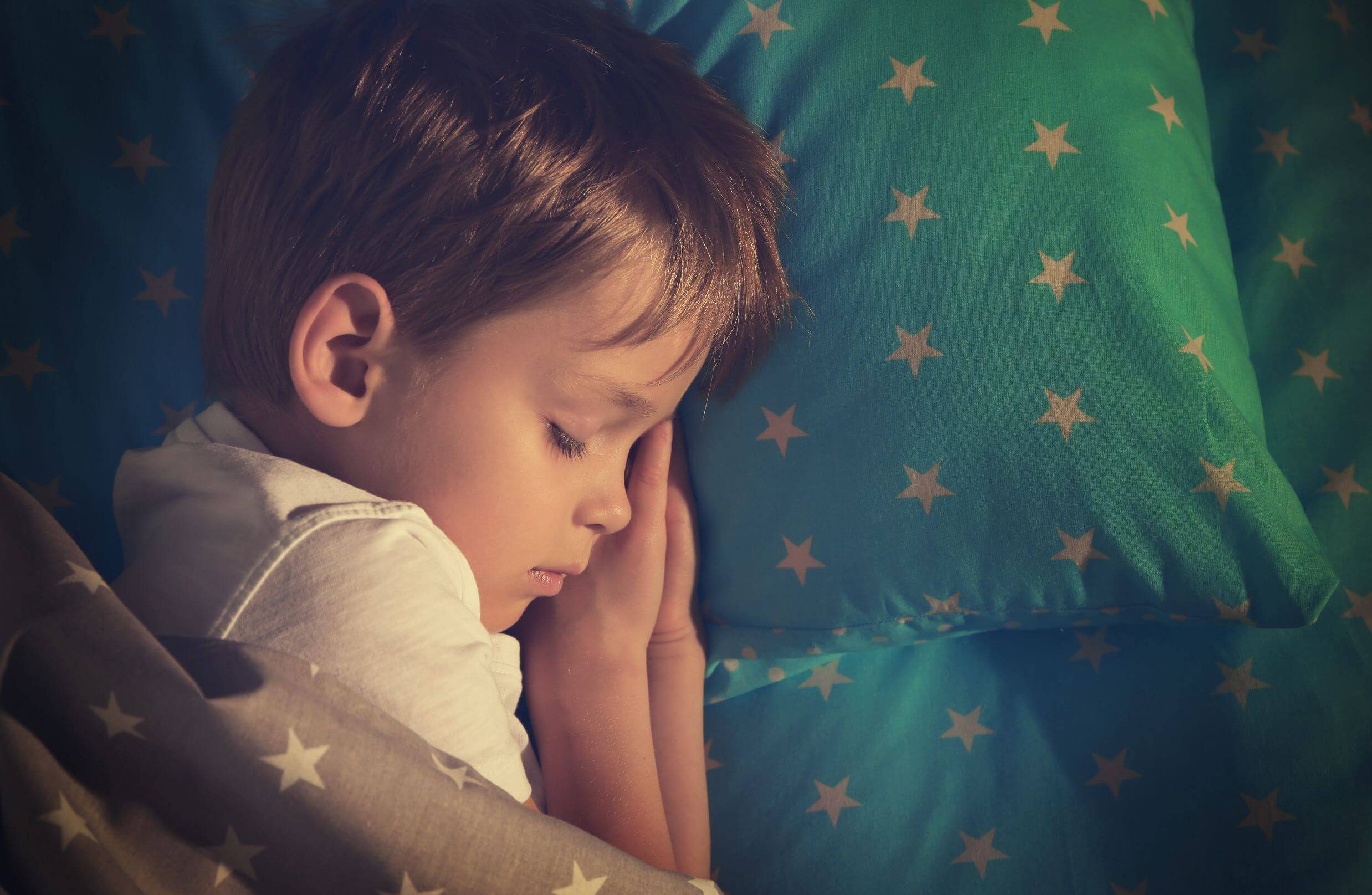 Как облегчить насморк у ребенка ночью?
