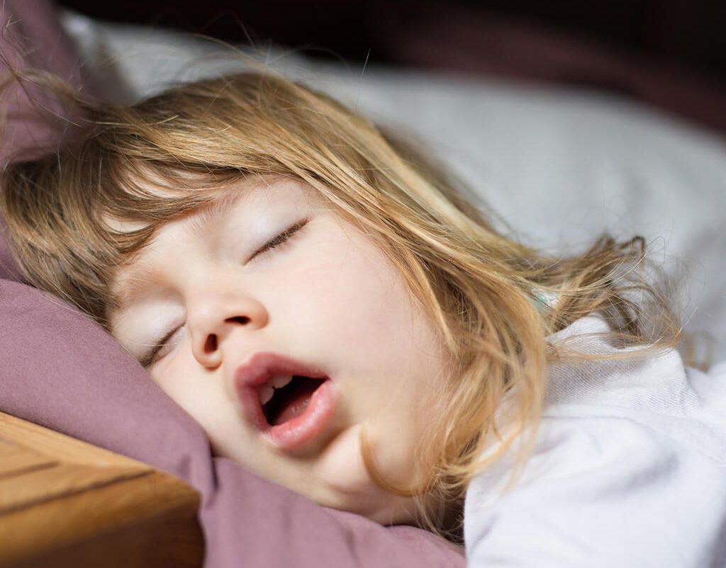 Во время сна у ребенка заложен нос: почему так происходит и что с этим делать?