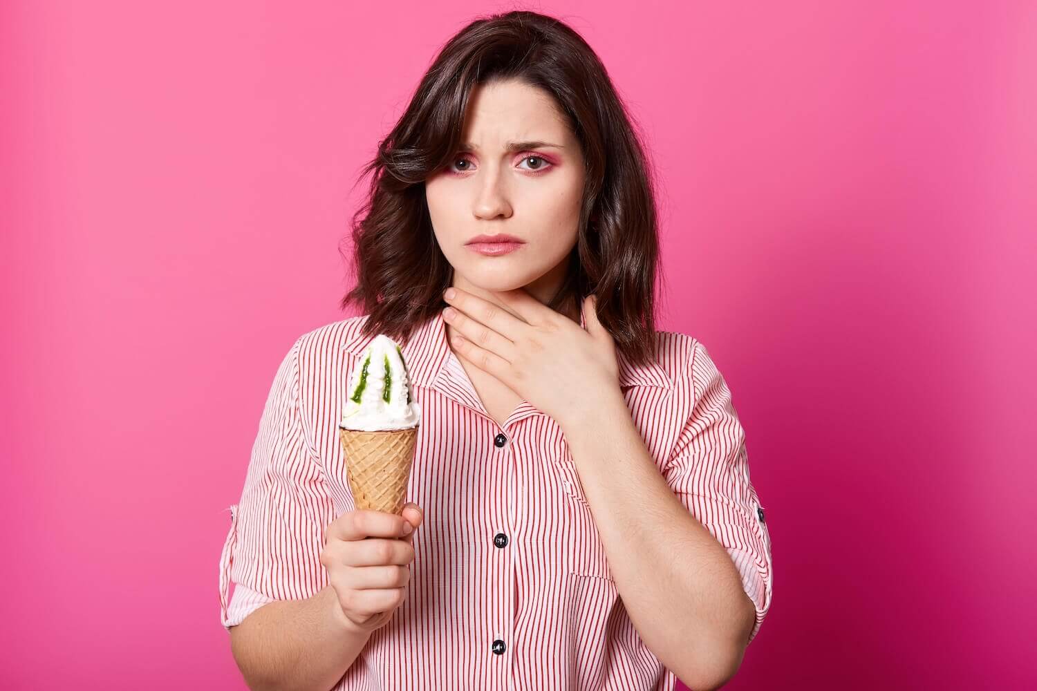 Вкусное «лекарство»: почему едят мороженое, когда болит горло?