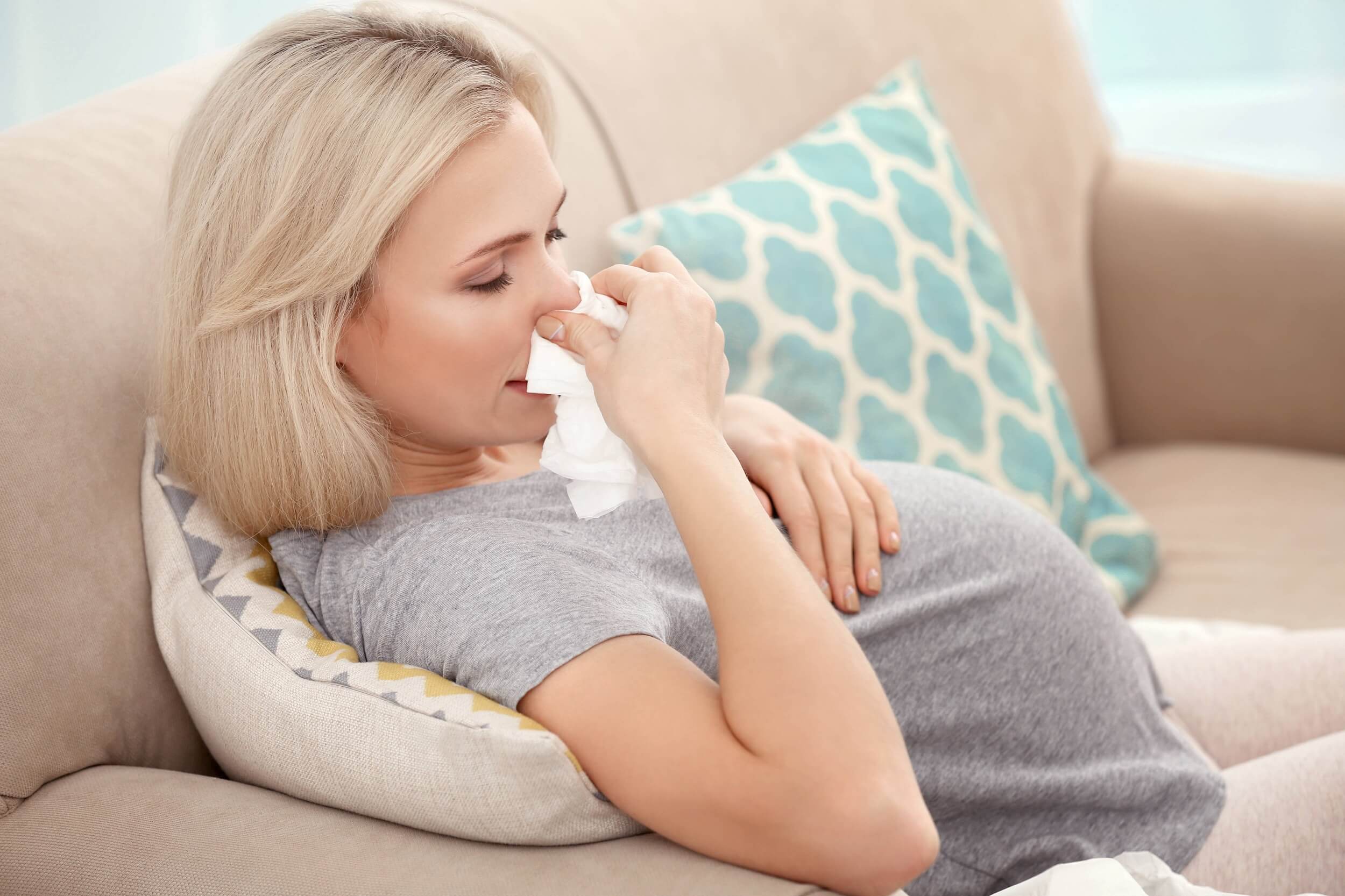 Бесконечный насморк: чем лечить ринит у беременных?