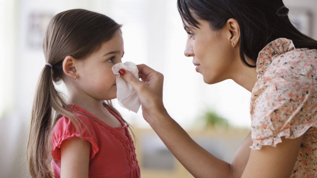 У ребенка заложен нос: выбираем детские препараты от насморка